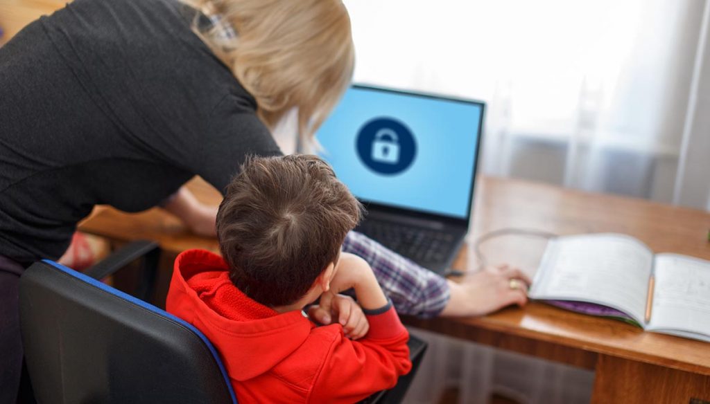 Pericoli dal web? I genitori devono controllare cellulari e computer dei figli minori